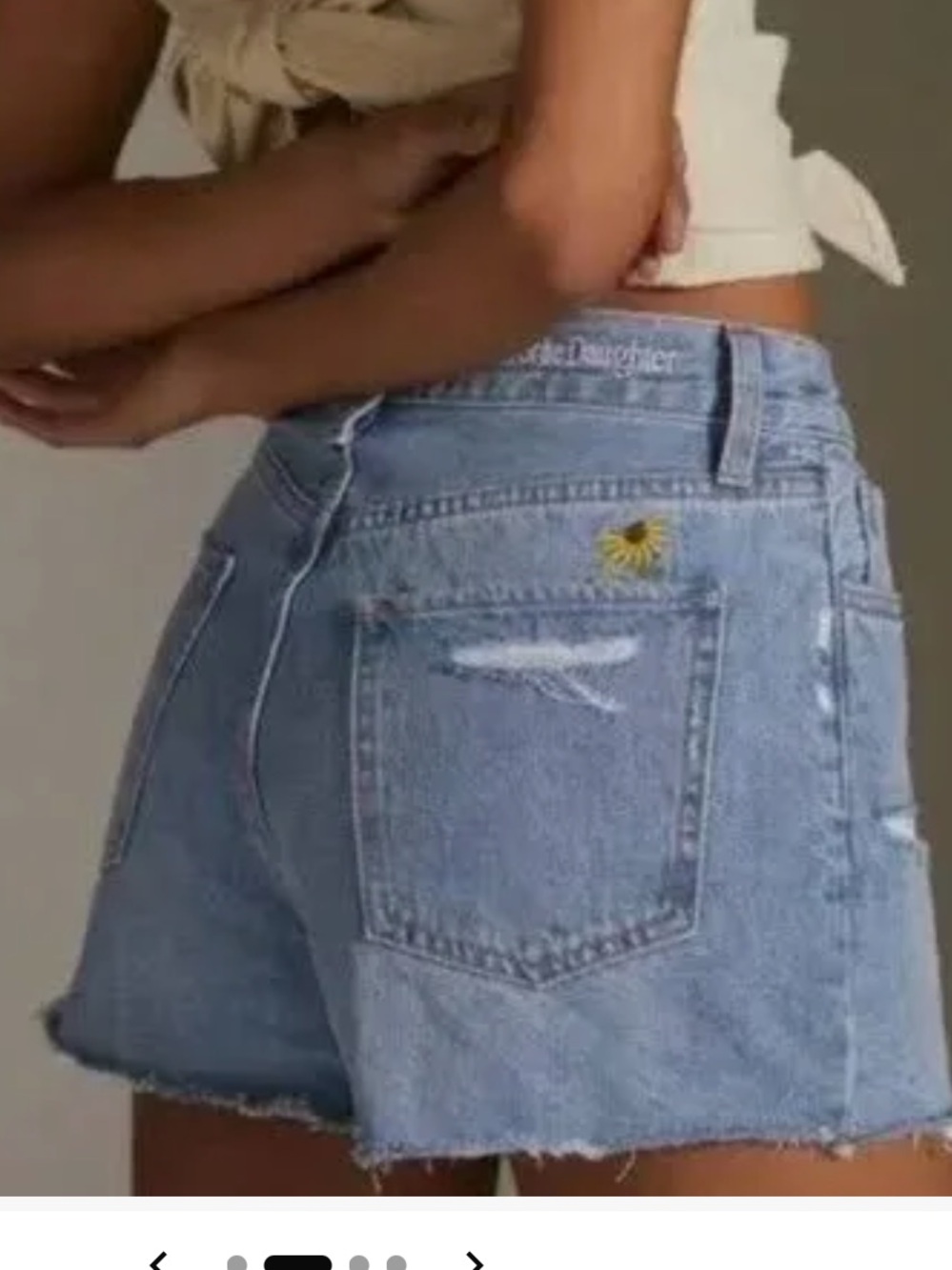 Favorite Daughter high rise Juni denim
Short size 30 embroidered daisy frayed